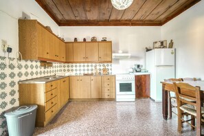 Fridge, oven, stovetop, coffee/tea maker