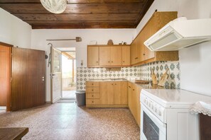 Fridge, oven, stovetop, coffee/tea maker