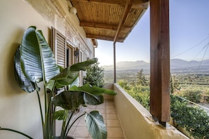 Exterior detail - Serenity View apartment (Kouses)