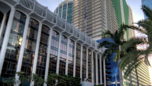 A modern building with a distinctive architectural design featuring tall, white columns and large windows. - Star Stay Miami / Orange@Brickell - King bed, Balcony & Free Parking (Miami)