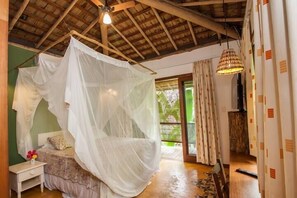 Tabla de planchar con plancha, wifi gratis y ropa de cama 