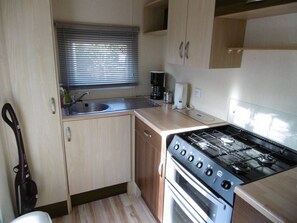Fridge, microwave, oven, stovetop - MOBIL-HOME 4/6pers - 2 Ch - 1wc - comfortable English style. Lower rates (Veuzain-sur-Loire)