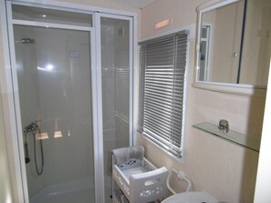 Douche, séchoir à cheveux, savon, papier de toilette
