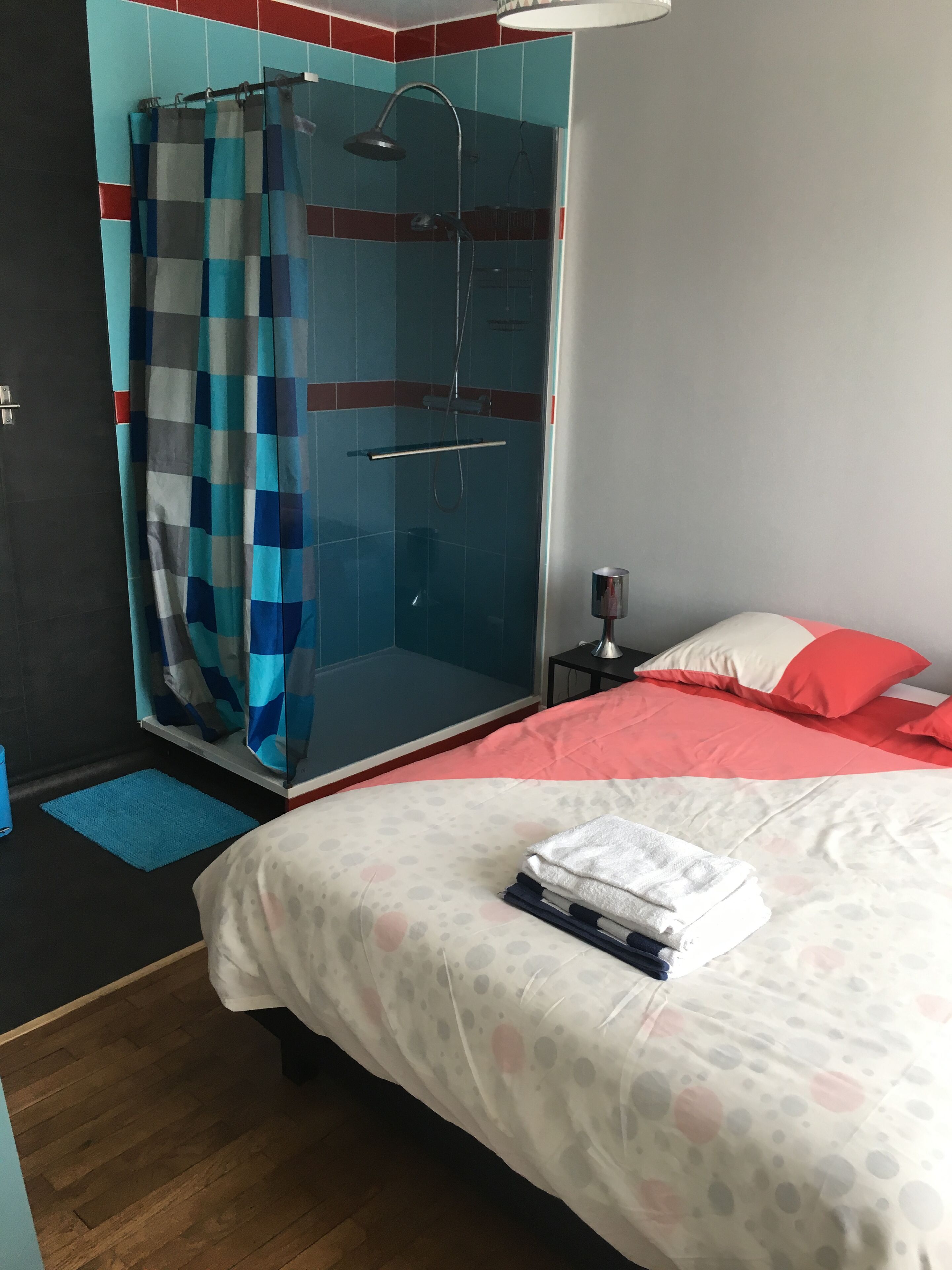 2 habitaciones, tabla de planchar con plancha y wifi gratis 