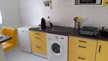 Réfrigérateur, micro-ondes, plaque de cuisson, lave-vaisselle