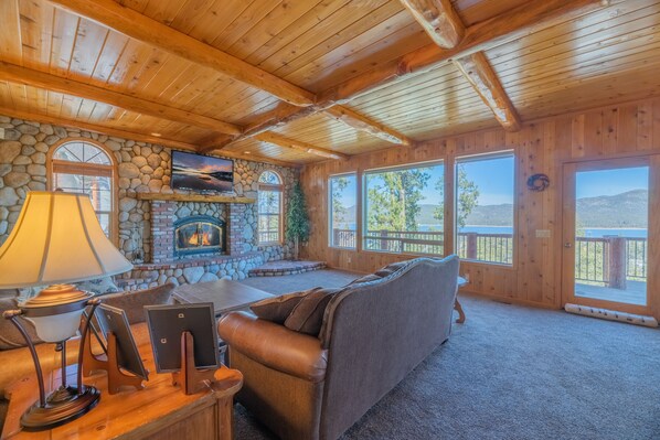 Smart TV, fireplace, DVD player, table tennis