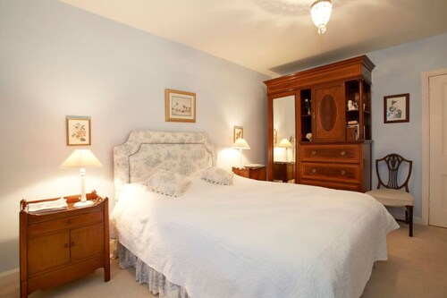 Historic Hall Wing nr York & Leeds + free Hot tub!