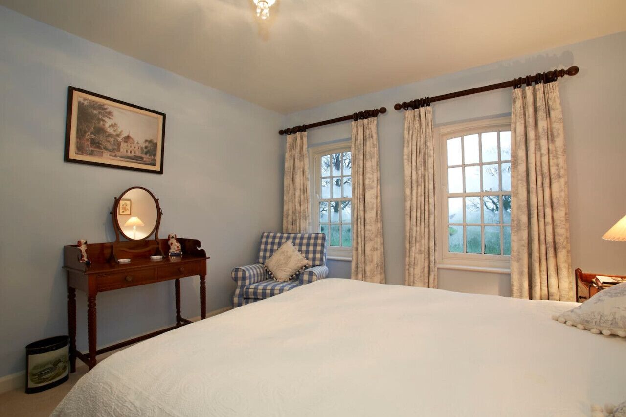 8 bedrooms, desk, iron/ironing board, travel crib