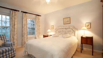 8 bedrooms, desk, iron/ironing board, travel cot