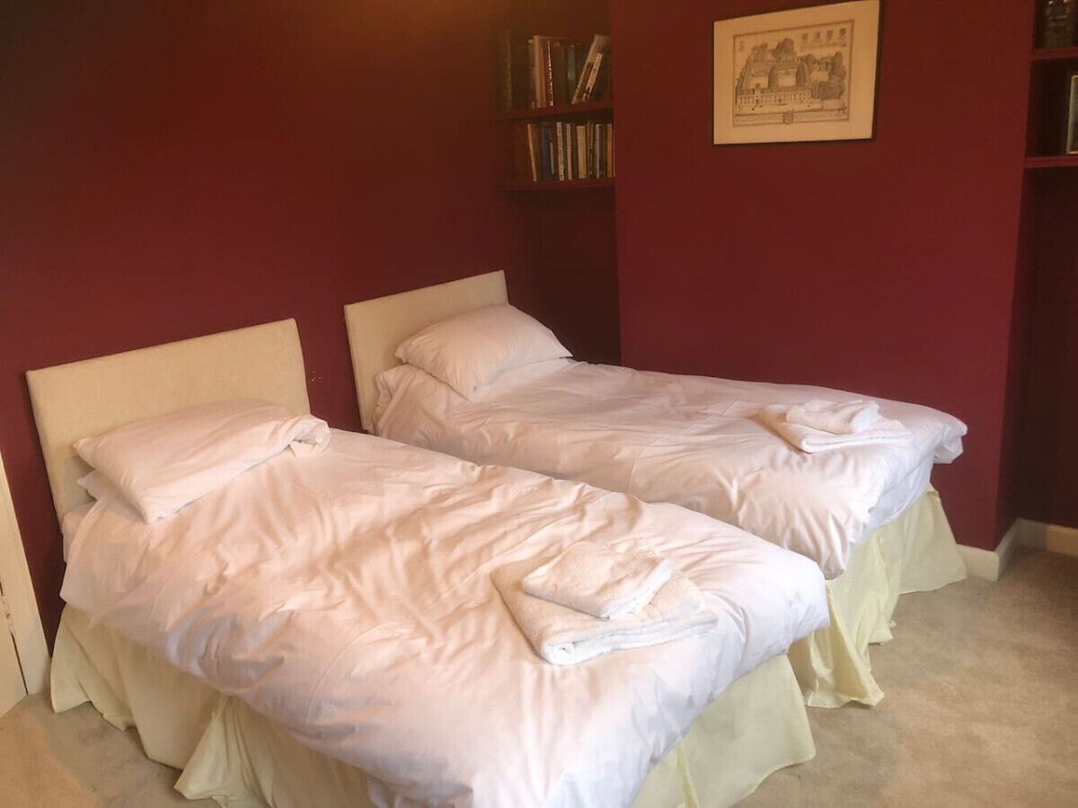 8 Schlafzimmer, Schreibtisch, Bügeleisen/Bügelbrett, Reisekinderbett