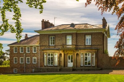 Historic Hall Wing nr York & Leeds + free Hot tub!