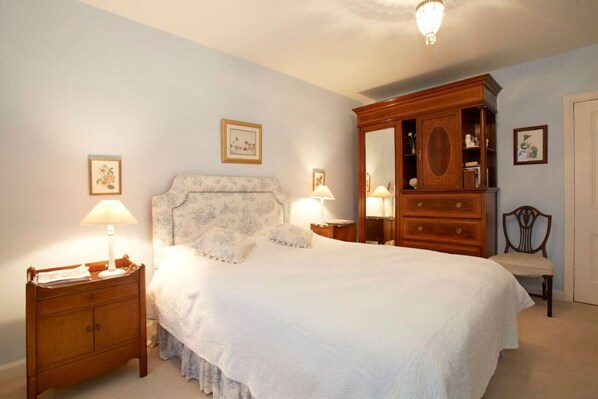 8 Schlafzimmer, Schreibtisch, Bügeleisen/Bügelbrett, Reisekinderbett