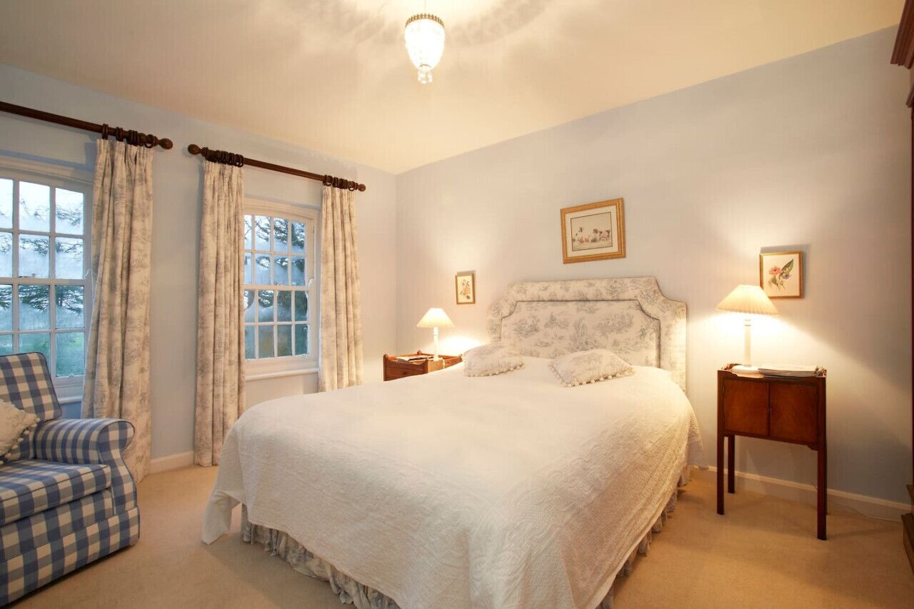 8 bedrooms, desk, iron/ironing board, travel crib