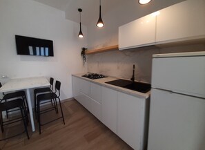 Réfrigérateur, micro-ondes, plaque de cuisson, cafetière/bouilloire