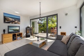 تلفزيون ذكي، مدفأة، ستيريو