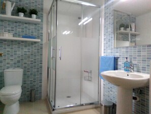 Douche, sĂšche-cheveux, bidet, serviettes fournies