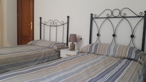 3 chambres, fer et planche à repasser, Wi-Fi, draps fournis