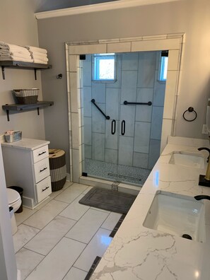 Combined shower/tub, toilet paper