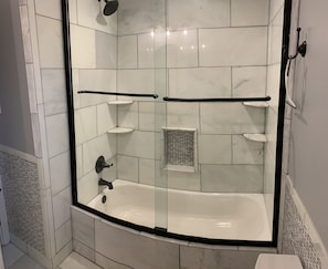 Ensemble baignoire-douche, papier de toilette