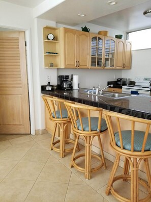 Fridge, microwave, oven, stovetop - BEAUTIFUL SPACIOUS CONDO ACROSS FROM BEACH (Kihei)