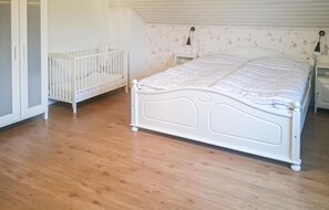 4 bedrooms, travel crib, free WiFi