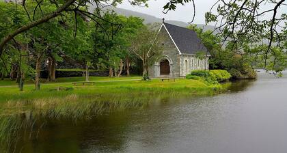 Ards Lodge Sleeps 11 , 4 BDR, 4.5 BTH Garden near Killarney