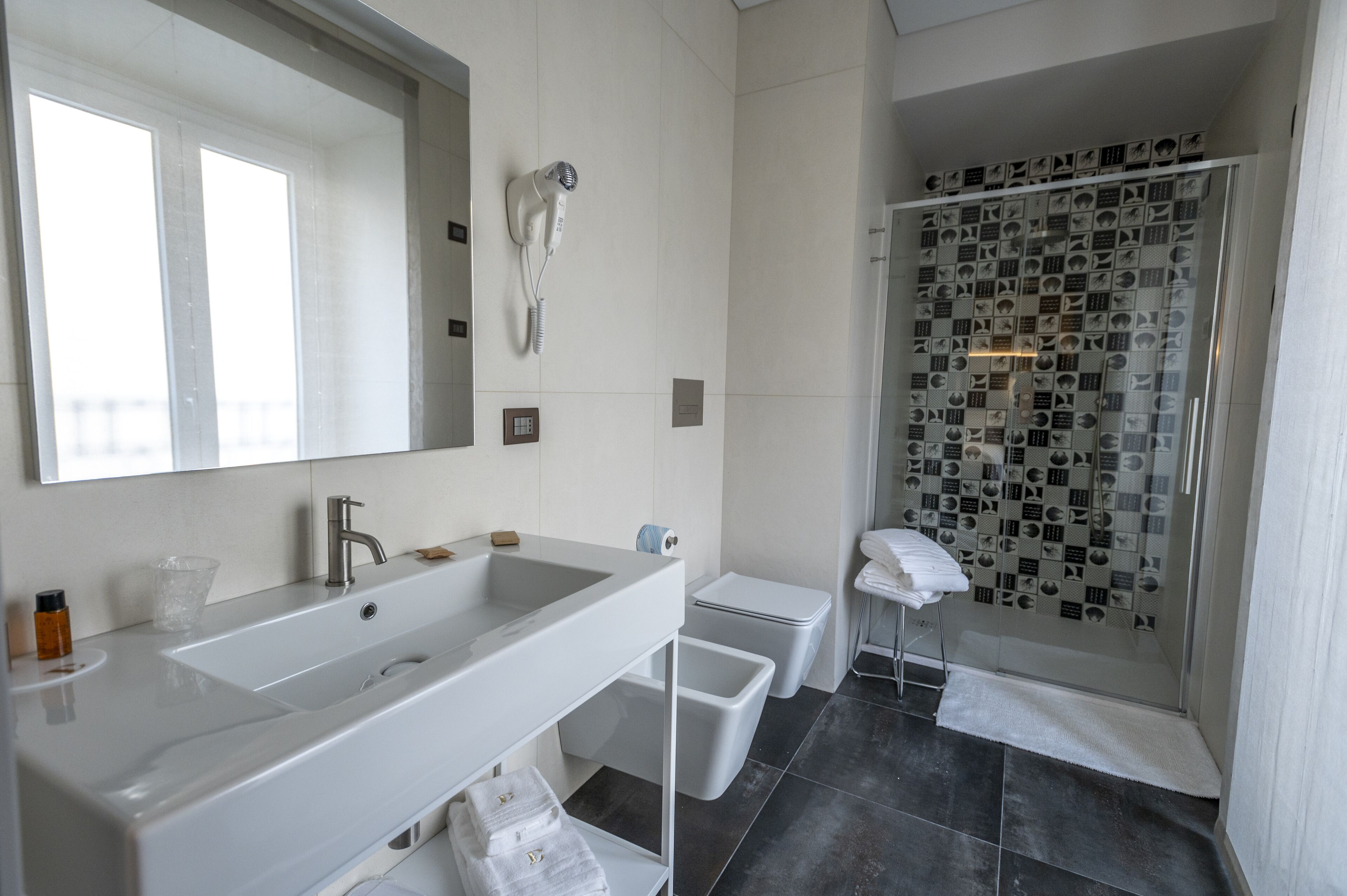 Chambre Confort (Efesto) | Salle de bain | Douche, douche à « effet pluie », articles de toilette gratuits