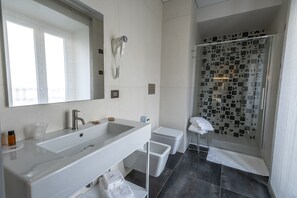 Habitación Confort (Efesto) | Baño | Ducha y cabezal de ducha tipo lluvia