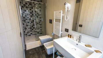 Ein modernes Badezimmer mit Dusche, Toilette und Waschbecken.