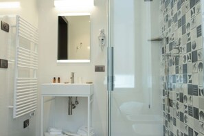 Camera Comfort (Apollo) | Bathroom | Shower, rainfall showerhead, free toiletries, hair dryer