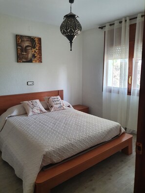 3 habitaciones, tabla de planchar con plancha, wifi y ropa de cama 