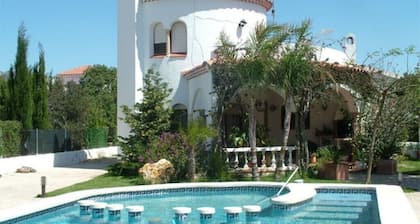 Villa Joel, with outdoor pool and jacuzzi
