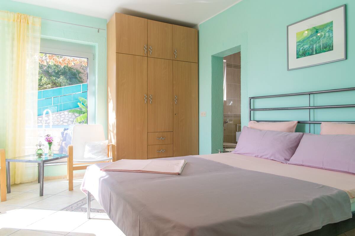 Comfort Apartment | Iron/ironing board, bed sheets