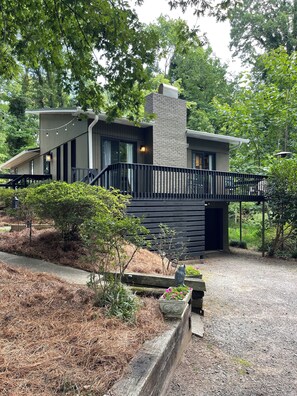 Exterior - Cozy cottage nestled in the woods near WILLSTELLA Farm Venue (Kernersville)