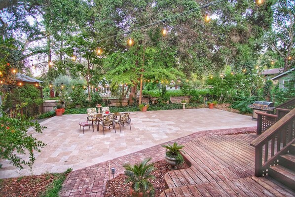 Outdoor dining - Regal 4bd/4ba Victorian Home in Downtown Calistoga (Calistoga)