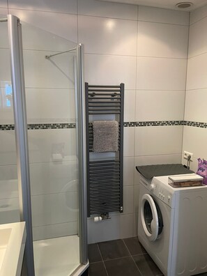 Dusche, Haartrockner, Seife, Toilettenpapier