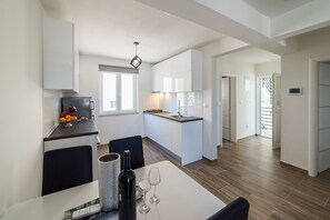 Silver Apartment | Private kitchen | Oven, stovetop, dishwasher, espresso maker