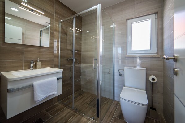 Gold Apartment | Bathroom | Shower, free toiletries, hair dryer, towels