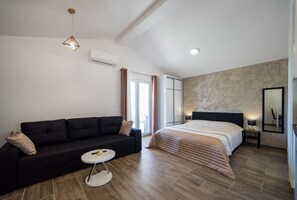 Gold Apartment | 1 makuuhuone, ylelliset vuodevaatteet, memory foam -patjalliset sängyt