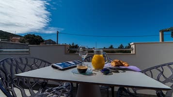 Silver Apartment | Vue depuis le balcon