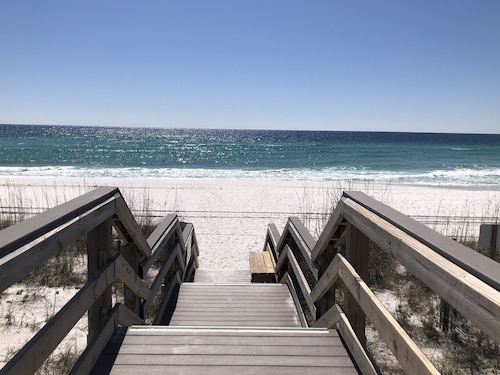 ** Äskettäin listattu ** 2 makuuhuonetta / 2. 5 kylpyhuone Gulf Side Townhouse