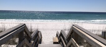 **新規上場** 2ベッドルーム/ 2。 5バスルームガルフサイドタウンハウス