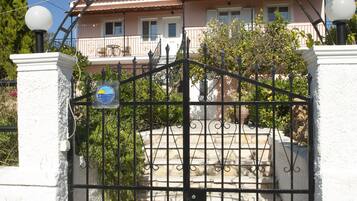 Pintu masuk properti