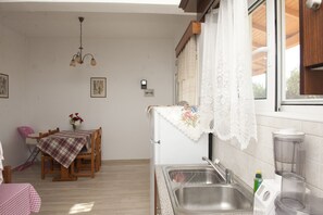 Apartment, 2 Bedrooms | Private kitchen