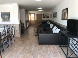 Fernseher, Kamin, Tischfußball