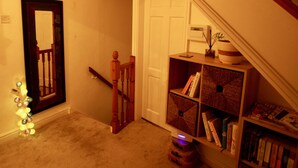 A staircase with wooden railings and a carpeted floor. - Lymm village apartment (Lymm)