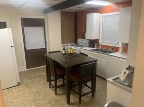 Microwave, coffee/tea maker, cookware/dishes/utensils - Beaumont Nurses or Dr’s need quarantine site?<br>Downtown Royal Oak, charming 2bd (Royal oak)