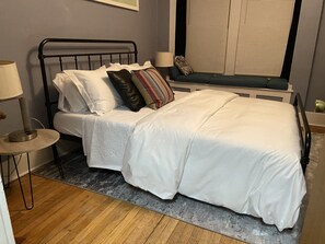 2 bedrooms, iron/ironing board, WiFi, bed sheets - Beaumont Nurses or Dr’s need quarantine site?<br>Downtown Royal Oak, charming 2bd (Royal oak)