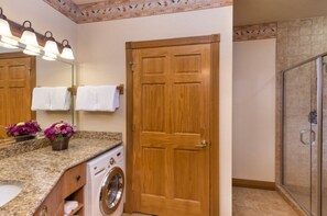 Hair dryer, towels - Rustic 1 Bdrm. Villa off the heart of the strip, minutes from FUN and MUSIC. (Branson)
