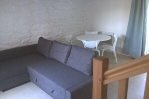 Una Smart TV, una mesa de tenis de mesa